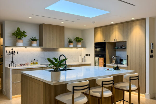Tailored Kitchen Excellence | Oak Wood Finishes & Seamless Stone Surfaces