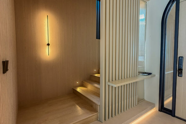 Seamless Home Entrance | Design Mirror Wall, LED Lighting & Natural Wood Accents 9 IMG 1759