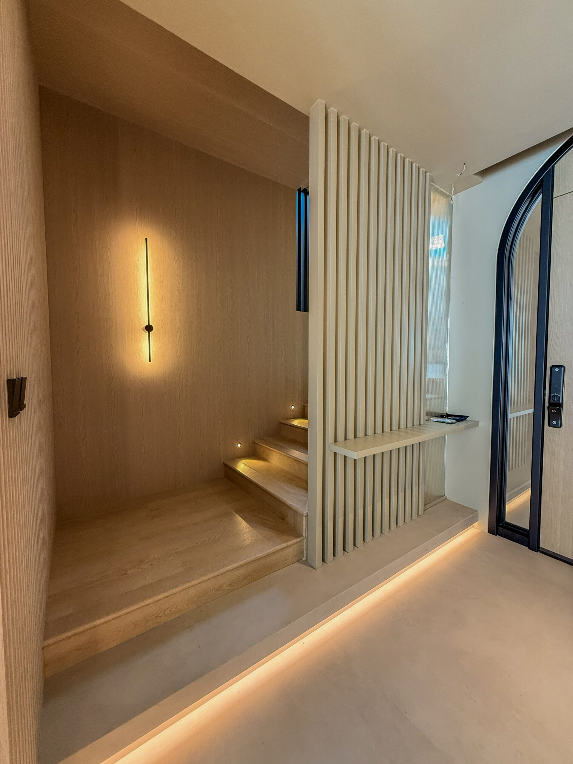 Seamless Home Entrance | Design Mirror Wall, LED Lighting & Natural Wood Accents 4 Seamless Home Entrance | Design Mirror Wall, LED Lighting & Natural Wood Accents - Image 3