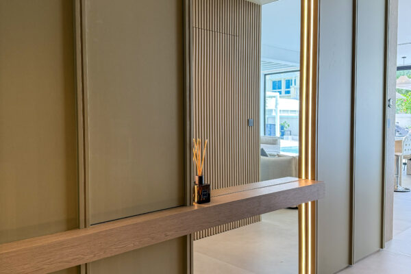 Seamless Home Entrance | Design Mirror Wall, LED Lighting & Natural Wood Accents 12 IMG 1760