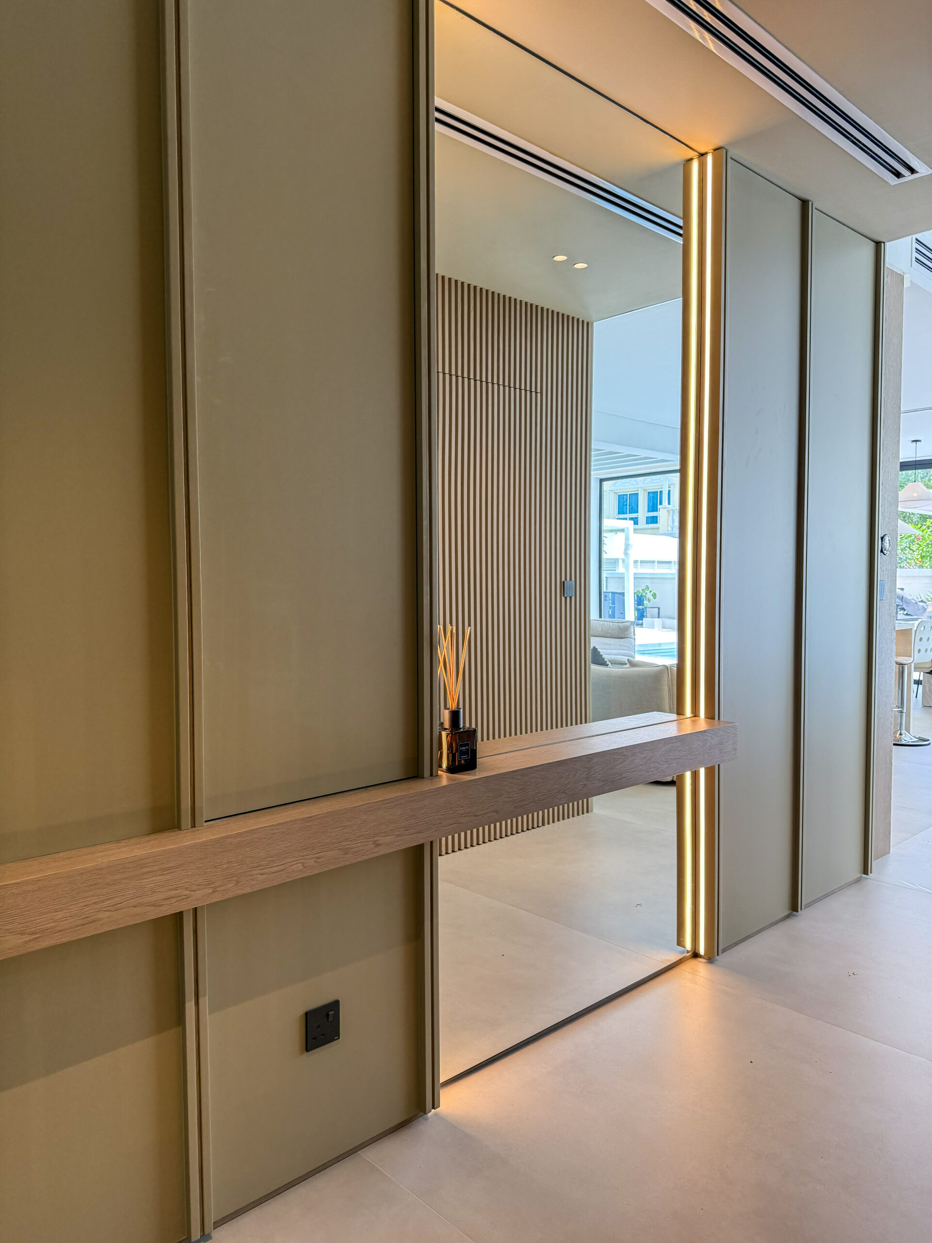 Seamless Home Entrance | Design Mirror Wall, LED Lighting & Natural Wood Accents 7 Seamless Home Entrance | Design Mirror Wall, LED Lighting & Natural Wood Accents - Image 6