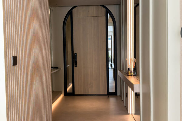 Seamless Home Entrance Design: Mirror Walls & Lighting