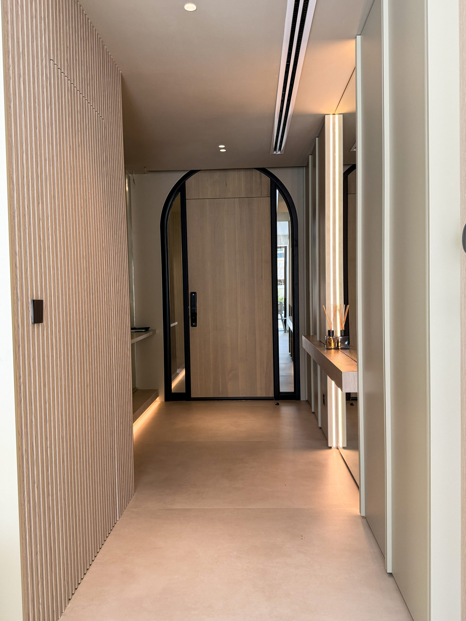 Seamless Home Entrance | Design Mirror Wall, LED Lighting & Natural Wood Accents 2 Seamless Home Entrance Design: Mirror Walls & Lighting