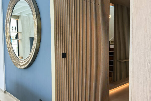 Seamless Home Entrance | Design Mirror Wall, LED Lighting & Natural Wood Accents 10 IMG 1765