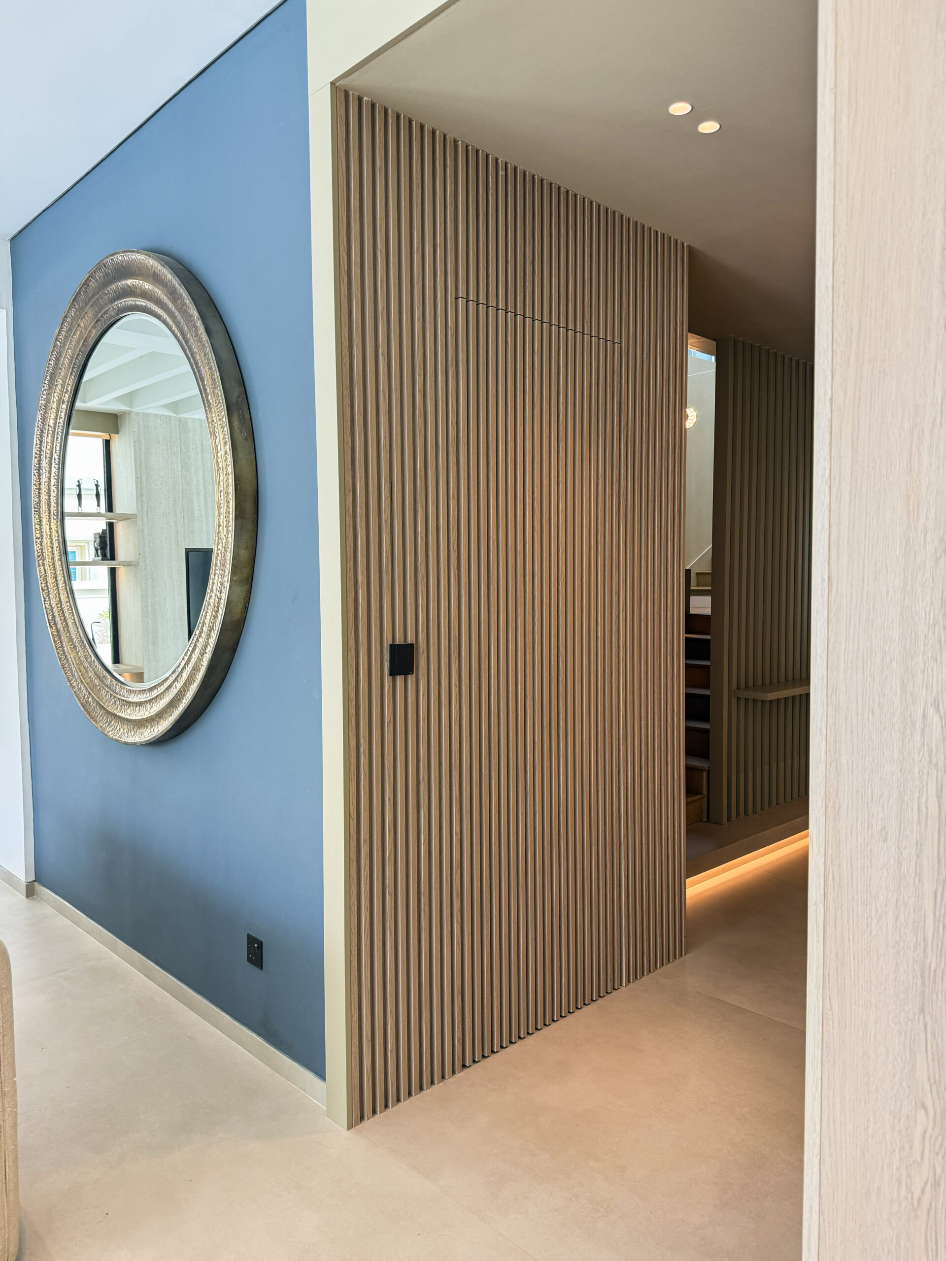 Seamless Home Entrance | Design Mirror Wall, LED Lighting & Natural Wood Accents 5 Seamless Home Entrance | Design Mirror Wall, LED Lighting & Natural Wood Accents - Image 4