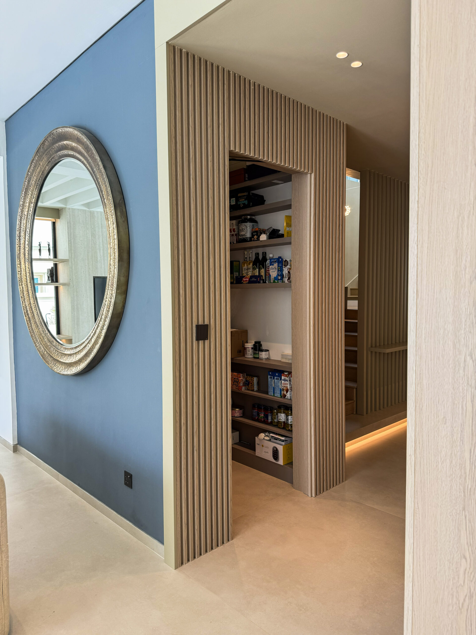 Seamless Home Entrance | Design Mirror Wall, LED Lighting & Natural Wood Accents 6 Seamless Home Entrance | Design Mirror Wall, LED Lighting & Natural Wood Accents - Image 5