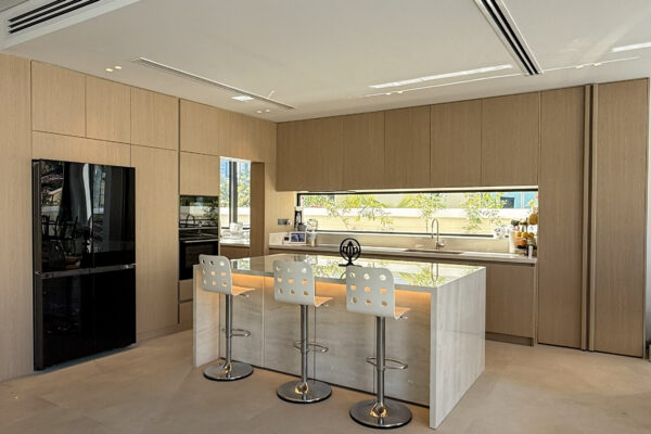 Warm Contemporary Kitchen | Premium Oak Joinery & Seamless Countertops