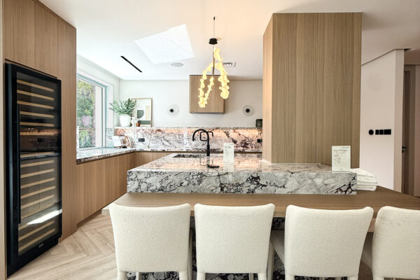 High-End Oak Kitchen Layout | Bespoke Marble Island with Seating