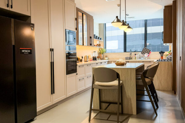Organic Modern Kitchen Inspiration | Bold Statement Stone & Integrated Dining