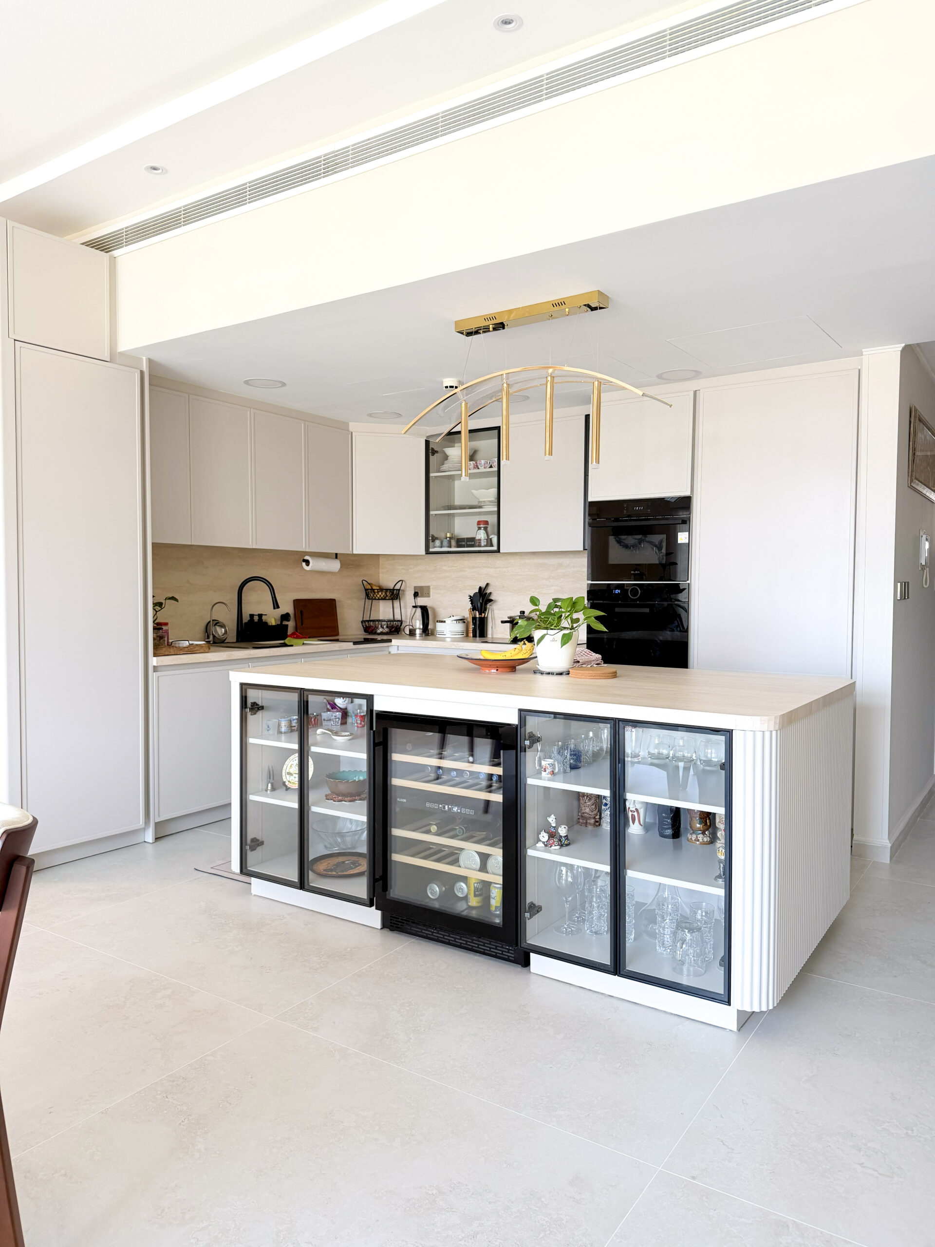 Modern Bright Kitchen Architecture | Glass-Front Island & Pocket Door Pantry 2 Modern Bright Kitchen Architecture | Glass-Front Island & Pocket Door Pantry